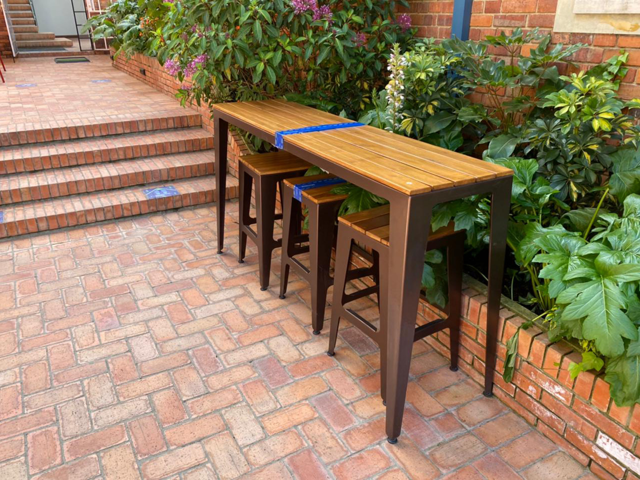 Bancos y Mesas Altas para Exteriores