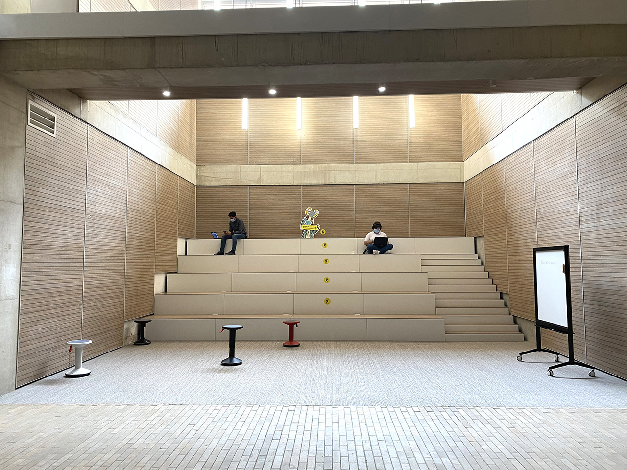 Graderías con Estructura Metálica y acabado Fenólico