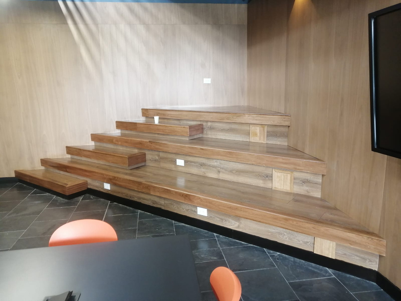 Graderías para Tertulias Sector Educativo